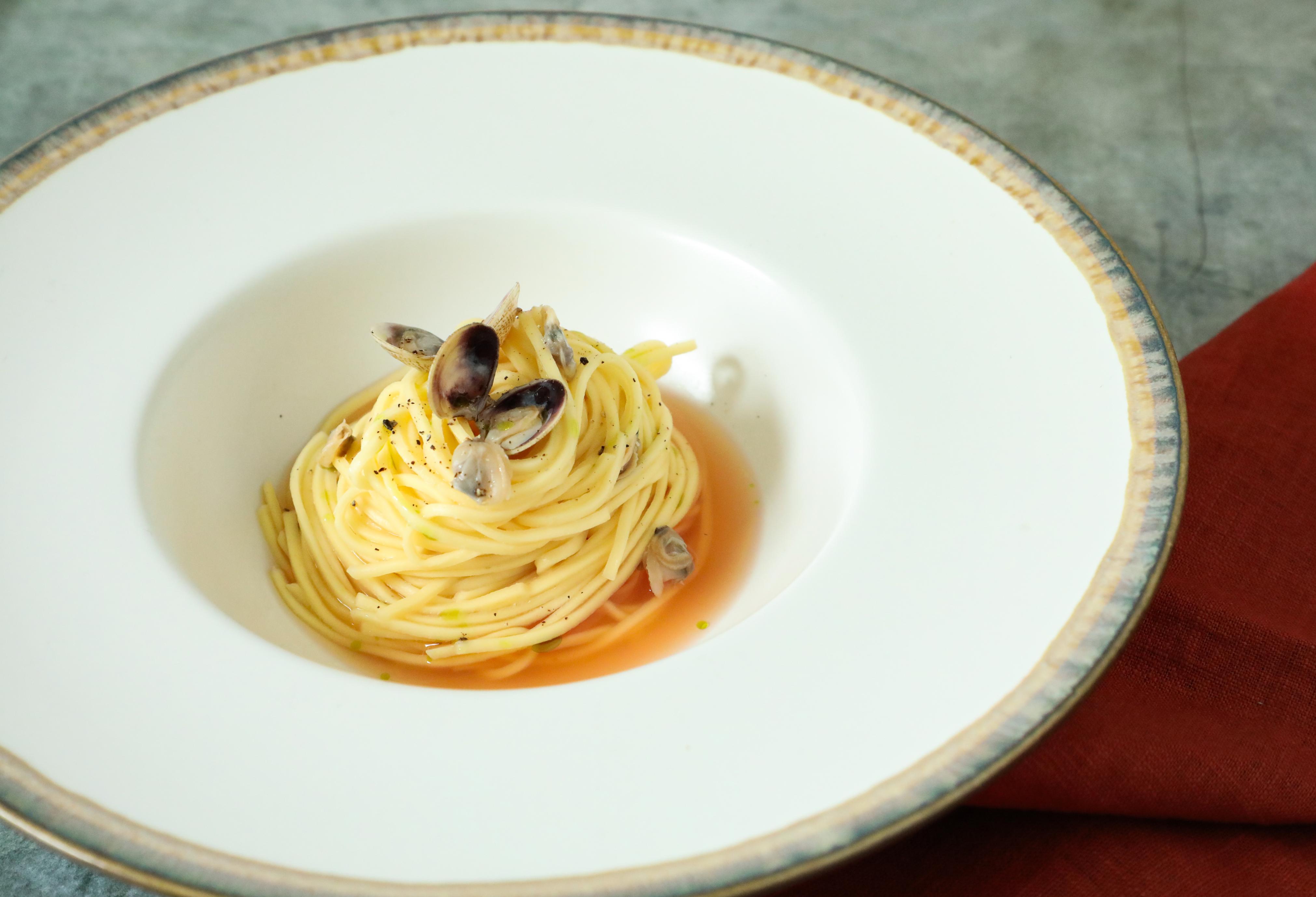Pasta fresca con acqua di pomodoro e vongole