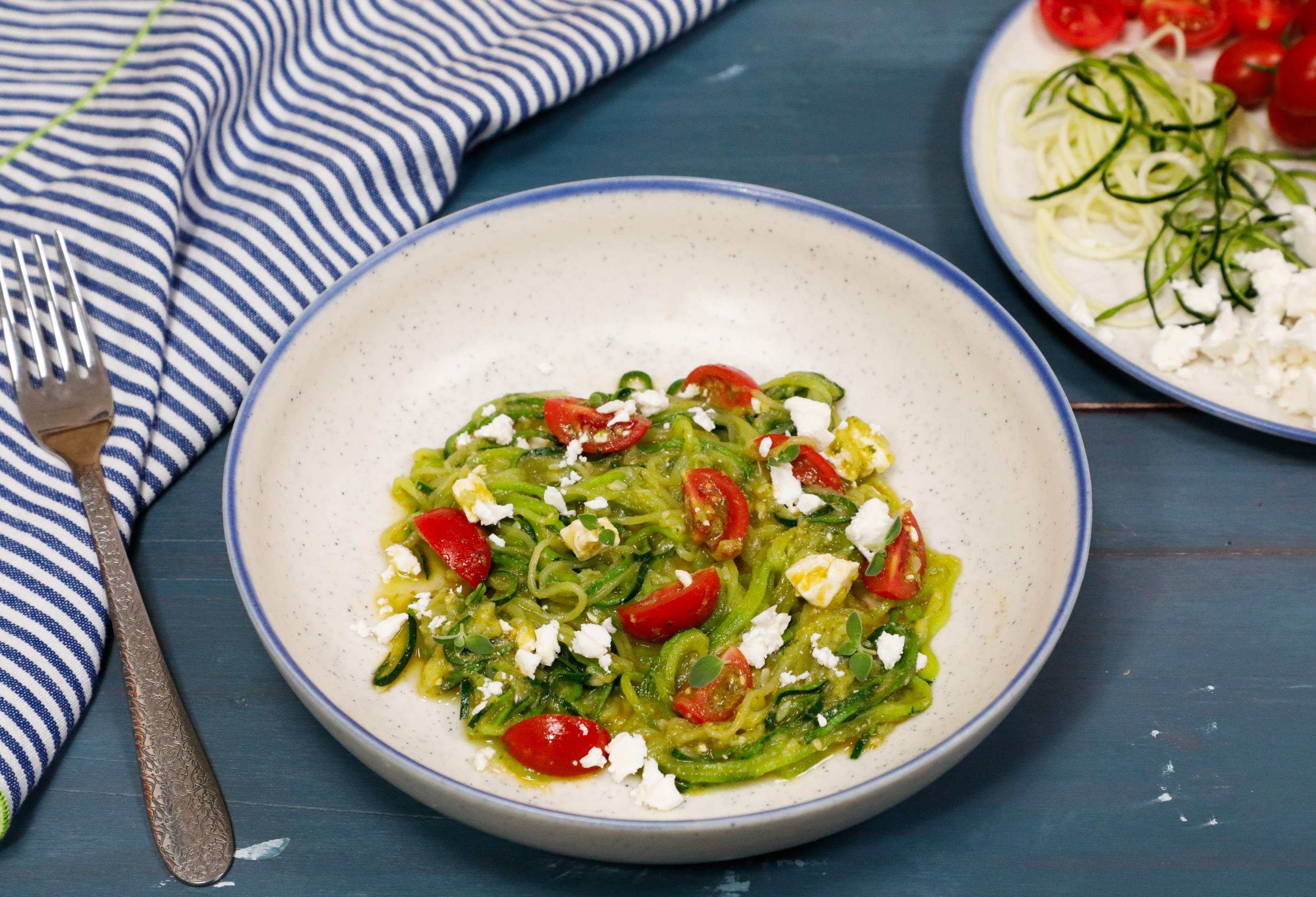 Spaghetti di zucchine con pomodorini e feta