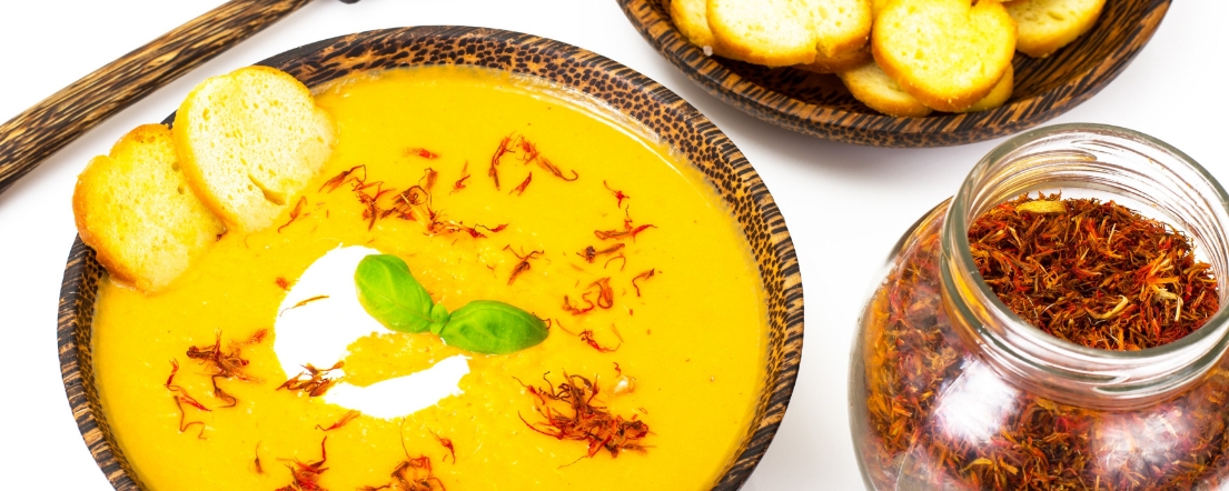 Zuppa gialla per lo zafferano con un prezzemolo come decorazione