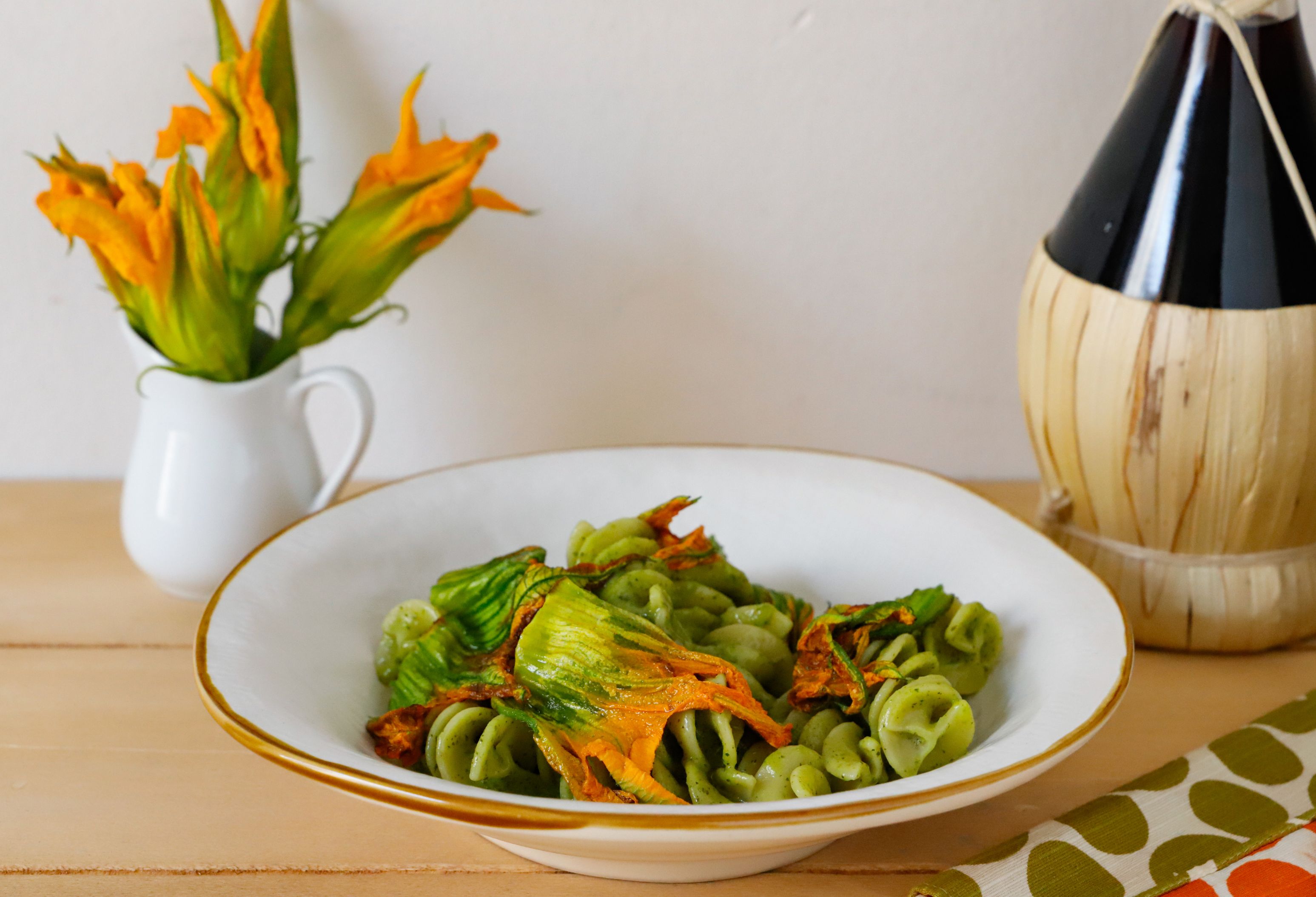 Pasta cremosa con fiori di zucca e zucchine per un’estate colorata