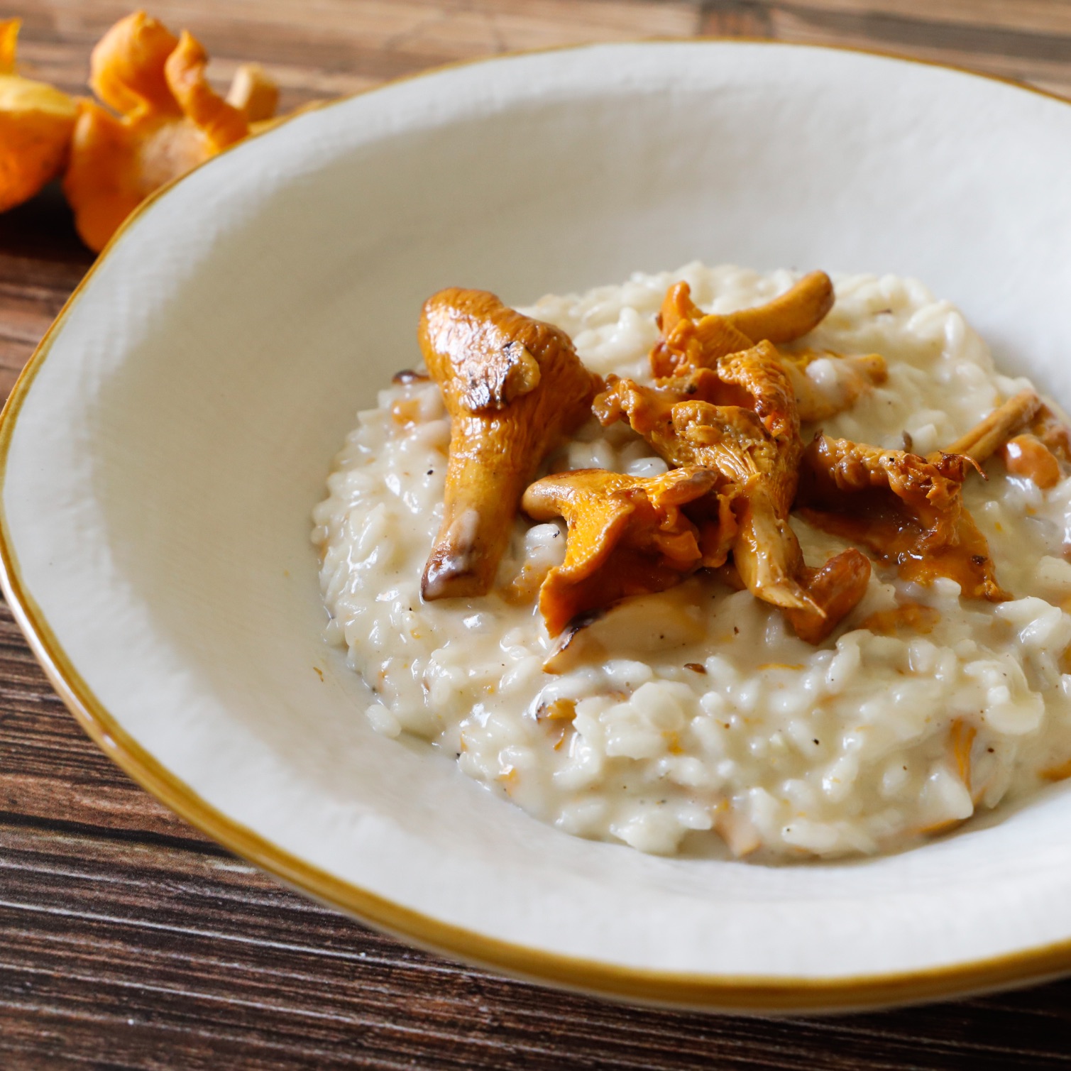 Risotto ai finferli cremoso: la ricetta autunnale