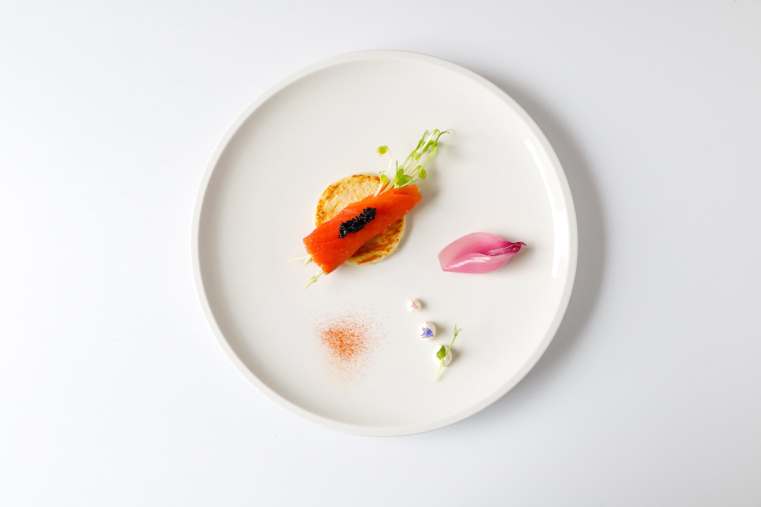 Salmon Rafano Salmone affumicato al rafano, pane croccante e uova di rompo