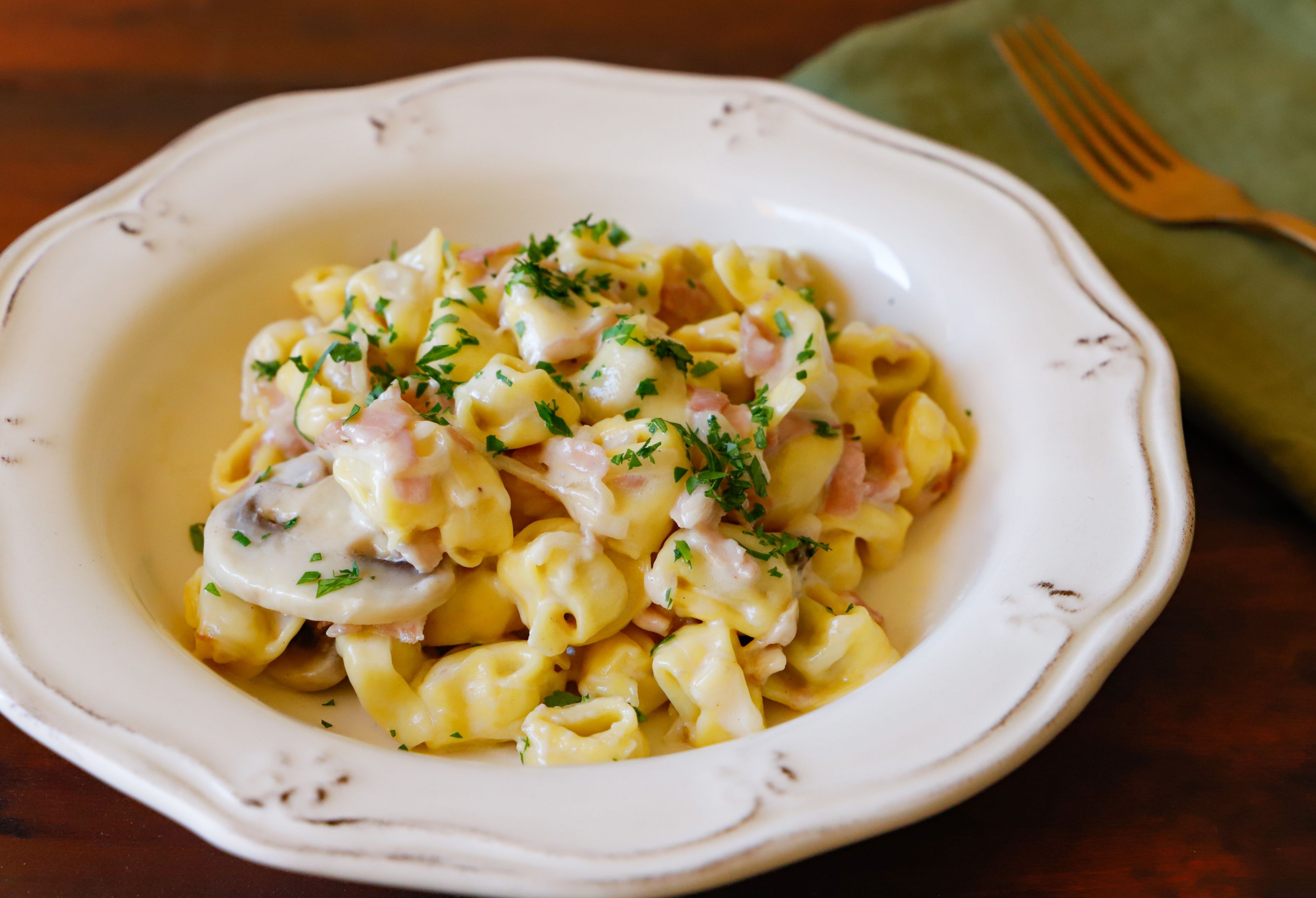 Tortellini alla boscaiola con prosciutto cotto, funghi e panna