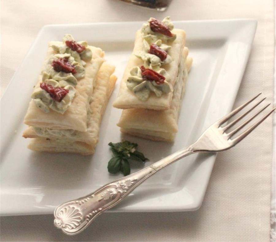 Millefoglie salato con crema al pesto di basilico e pomodori secchi di