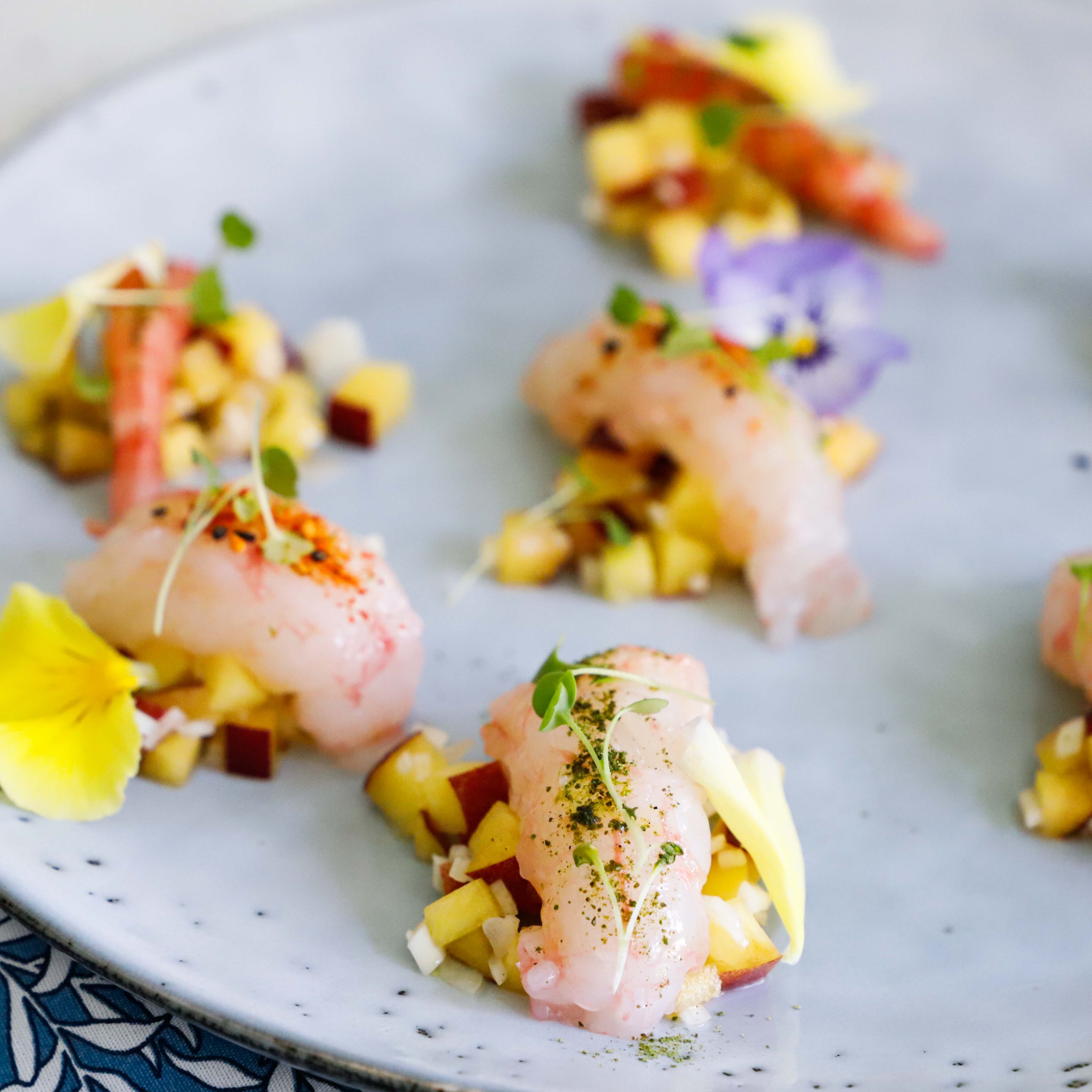 Cruditè di pesce con pesche ricetta light estiva