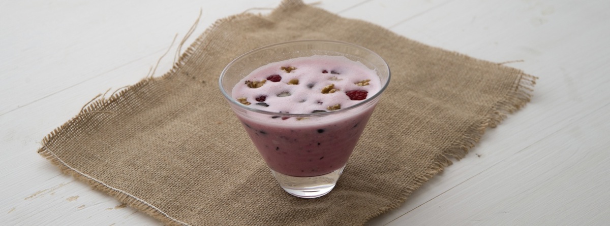 Smoothie al latte di mandorla con frutti di bosco e noci