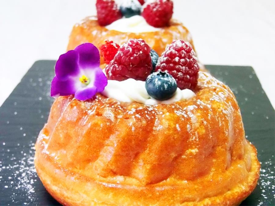 Mini savarin al burro di cacao con chantilly al mascarpone