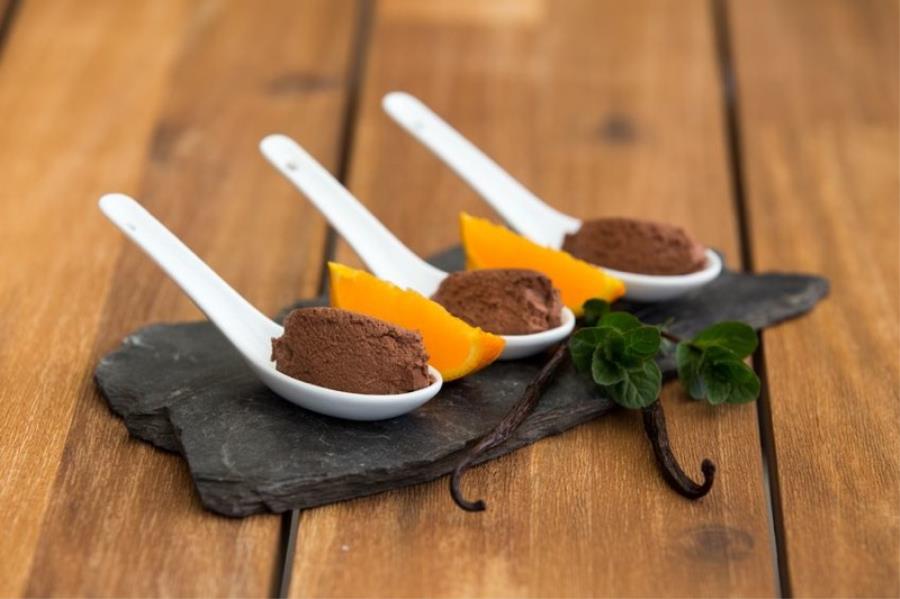 Mousse di cioccolato fondente al peperoncino con arance