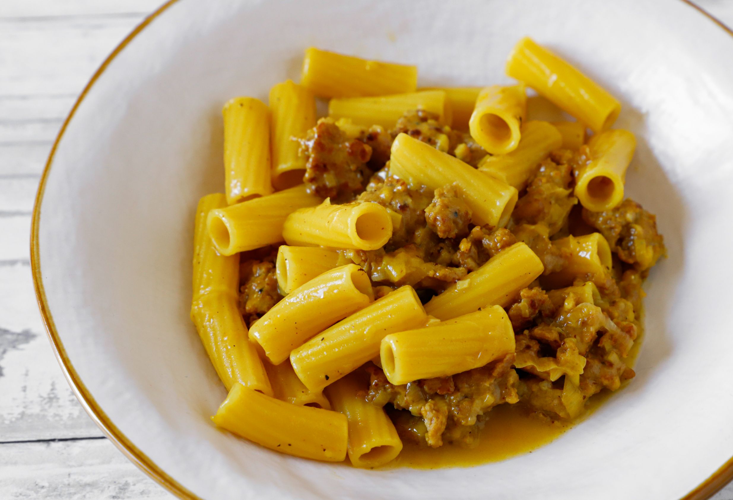 Pasta di Kamut con salsiccia, porri e zafferano