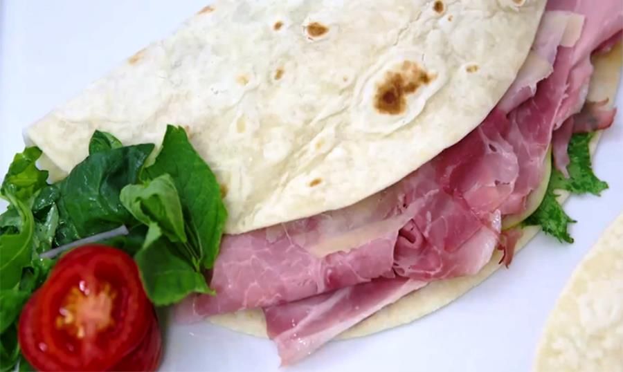 Piadina romagnola con Grana Padano DOP prosciutto cotto e 5 insalate