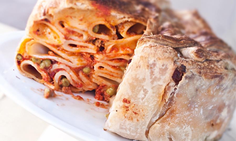 Timballo di rigatoni napoletani con ragù e besciamella