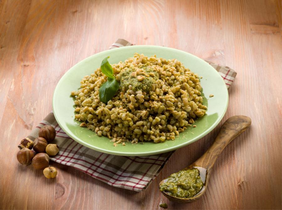 Farro con pesto e mandorle