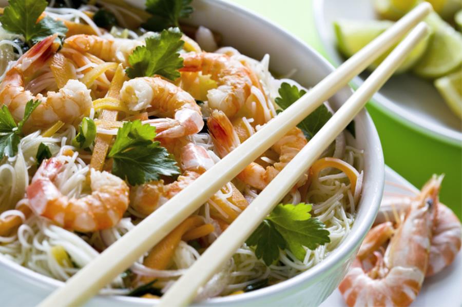 Noodles con gamberi e julienne di verdure