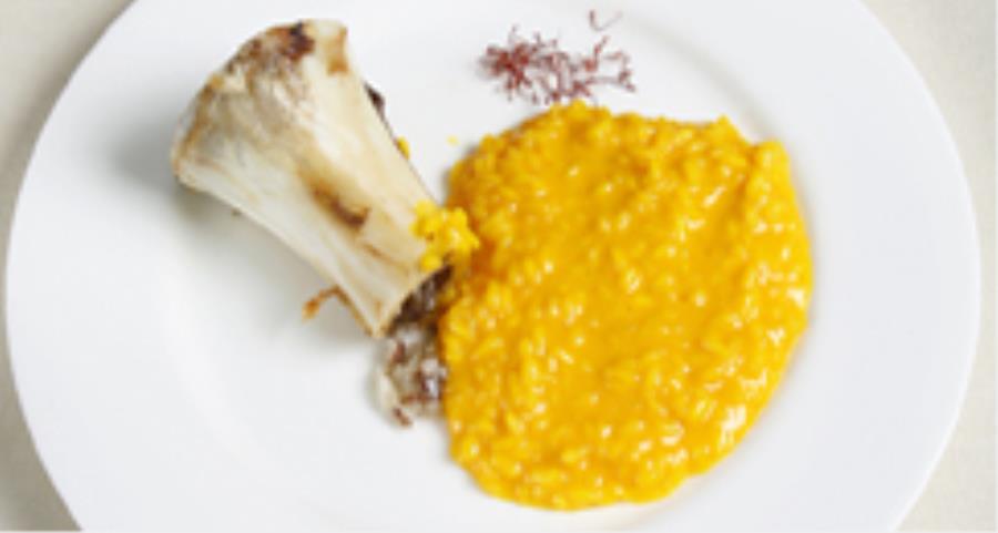 Risotto alla milanese con midollo, erba cipollina e balsamico