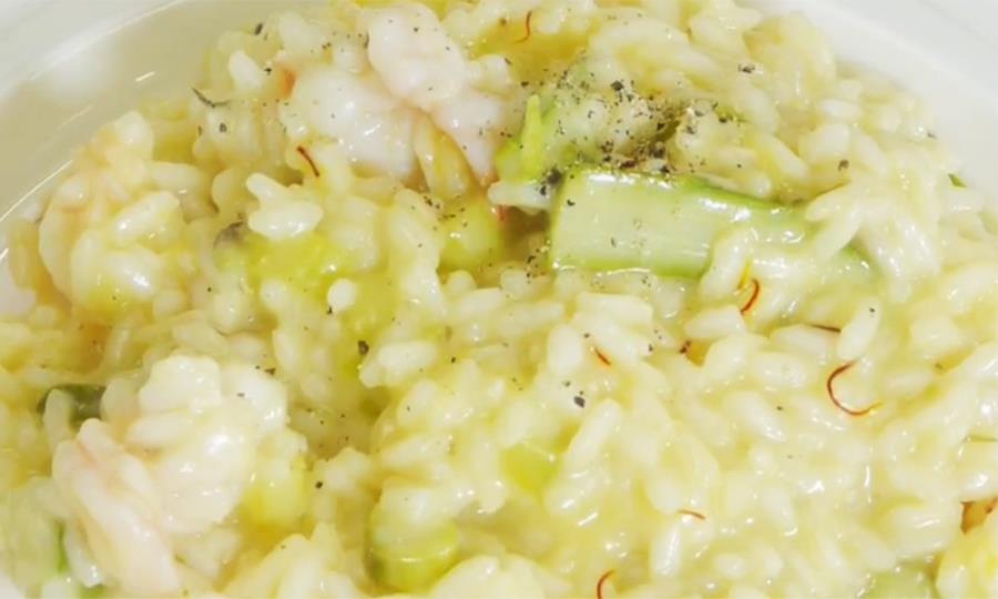 Risotto con gamberi, zafferano e asparagi