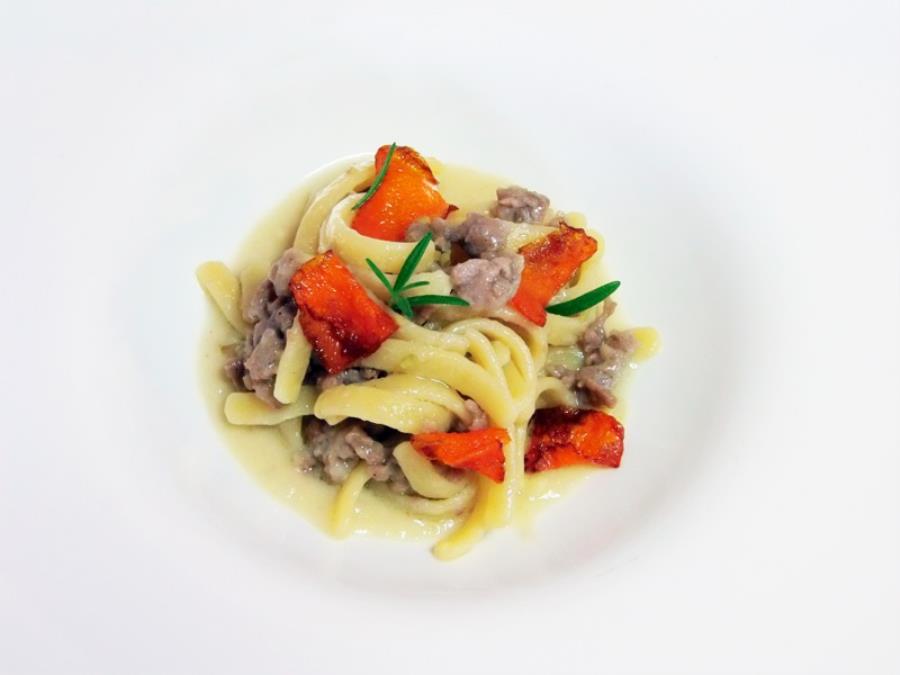 Scialatielli con salsiccia brasata al lemon grass e chips di zucca