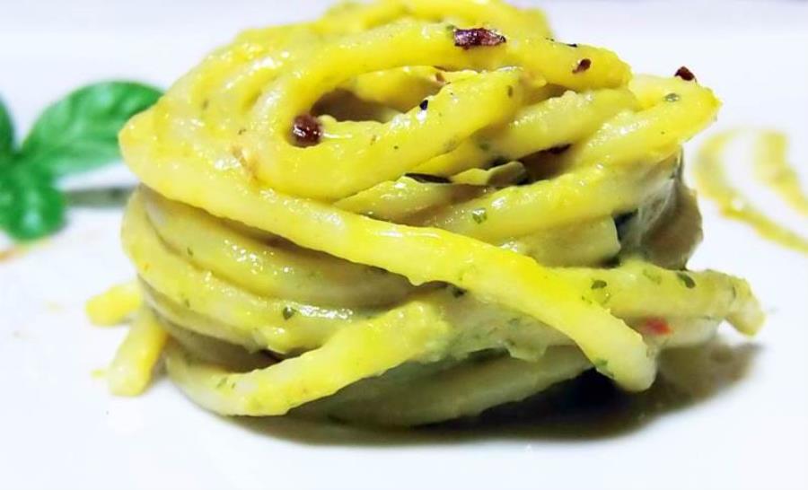 Spaghetti con pesto di basilico, ricotta e limone di Sicilia