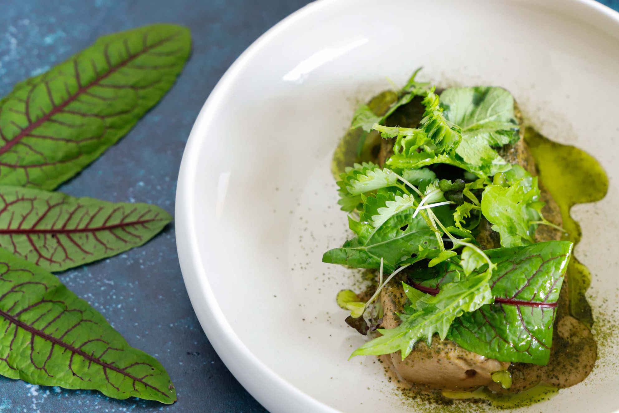 Melanzane a cubetti, salsa delle sue bucce e aglio nero