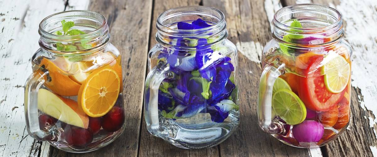 acque-aromatizzate-e-infusi-freschi-guida-alle-nuove-bevande-healthy-dellestate