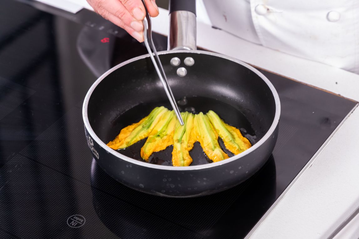 Pasta con fiori di zucca e alici | Ricette | Saporie - Saporie