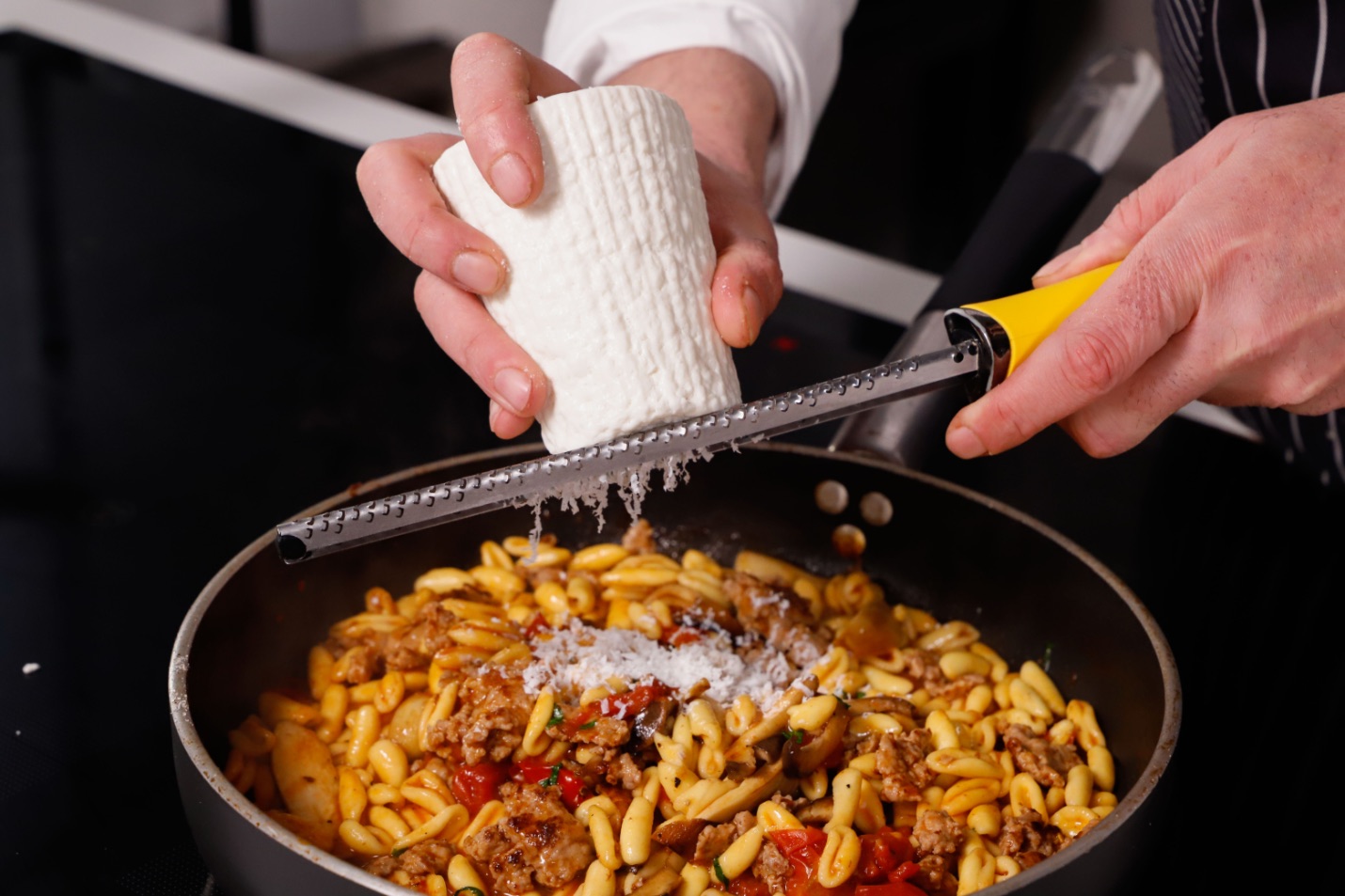 Cavatelli pugliesi con sugo di funghi cardoncelli e salsiccia Saporie