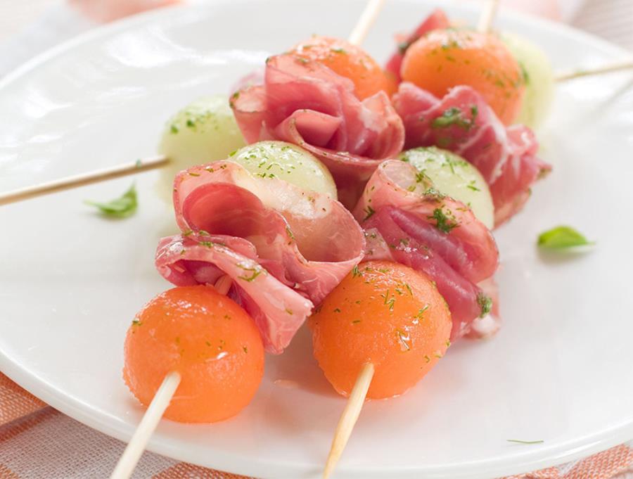 Spiedini con prosciutto toscano ai due meloni Saporie