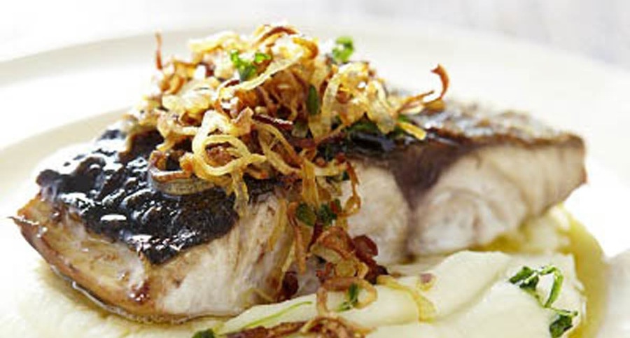 Pesce San Pietro croccante con crema di cavolfiore ...