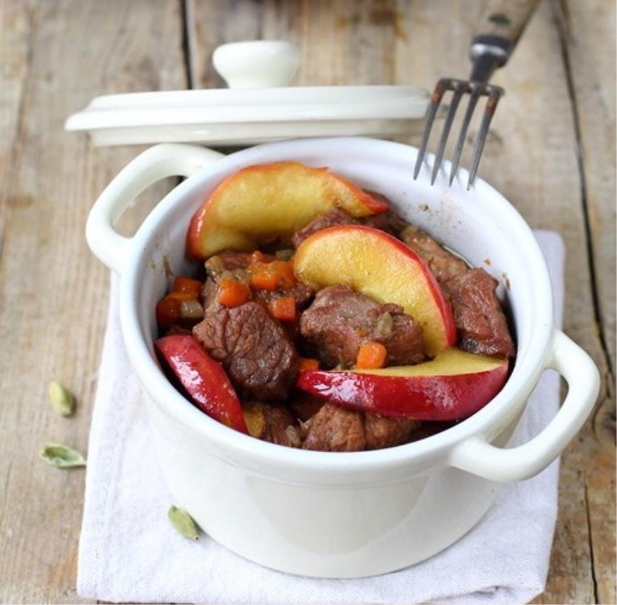 Spezzatino Di Manzo Al Vino Rosso Con Mele Caramellate Al Cardamomo Saporie